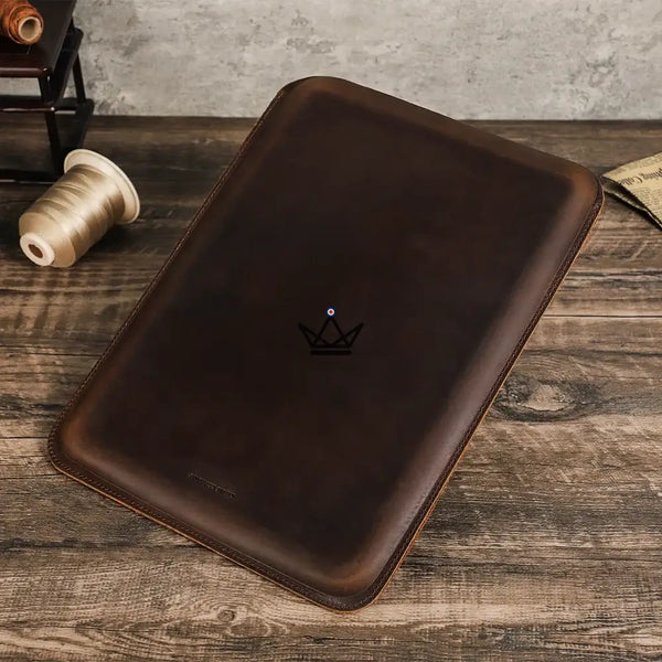 Housse Macbook en cuir personnalisable 13"-14" — Voyageur SKIN, Café