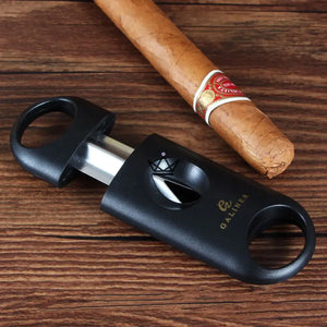 Coupe-cigare en V Basic — ABS & Alliage Métal, Diamètre 22 mm, Noir | Version Coffret Collection Disponible - ["maj-filtre"] -  - Cadeau, Noël, Anniversaire, Original, Fête des pères, fête des mères - Atelier Atypique