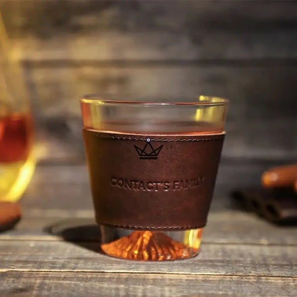 Manchette en cuir personnalisable pour verre à whisky - Voyageur Sleeve - [] - manchette a verre personnalisable - Cadeau, Noël, Anniversaire, Original, Fête des pères, fête des mères - Atelier Atypique