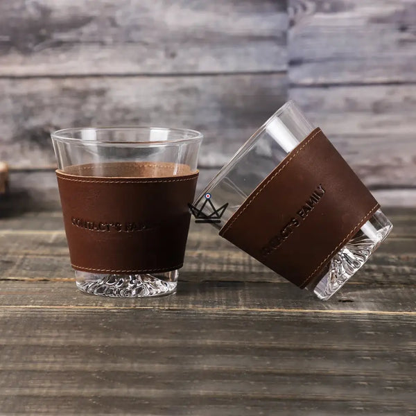 Manchette en cuir personnalisable pour verre à whisky - Voyageur Sleeve - [] - manchette a verre personnalisable - Cadeau, Noël, Anniversaire, Original, Fête des pères, fête des mères - Atelier Atypique