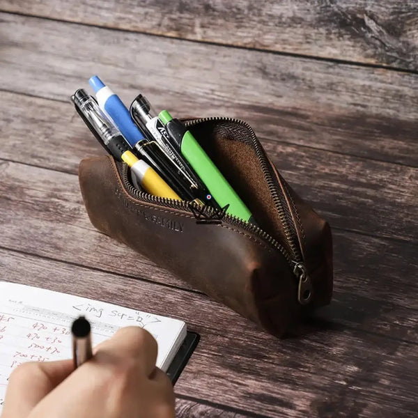 Petite trousse à crayons en cuir zippée personnalisable - Voyageur MINE - ["maj-desc","maj-filtre","Maroquinerie Personnalisable","Trousse personnalisable"] - trousse personnalisable - Cadeau, Noël, Anniversaire, Original, Fête des pères, fête des mères - Atelier Atypique