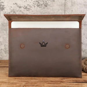 Housse Macbook en Cuir Personnalisable 13"-14" - Voyageur MISSIVE - ["Housse PC","Housse PC personnalisable","maj-filtre"] - housse PC personnalisable - Cadeau, Noël, Anniversaire, Original, Fête des pères, fête des mères - Atelier Atypique