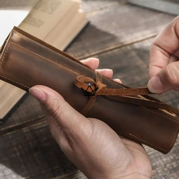 Étui en cuir pour stylos et crayons - Voyageur Roll (personnalisable) -  - etui stylo personnalisable - Cadeau, Noël, Anniversaire, Original, Fête des pères, fête des mères - Atelier Atypique