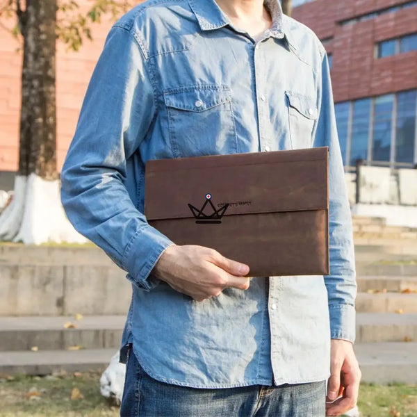 Pochette enveloppe iPad 13" en cuir personnalisable — Voyageur PLI – 2/13