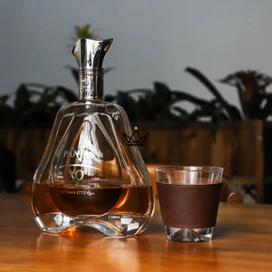 Manchette en cuir personnalisable pour verre à whisky - Voyageur Sleeve - [] - manchette a verre personnalisable - Cadeau, Noël, Anniversaire, Original, Fête des pères, fête des mères - Atelier Atypique