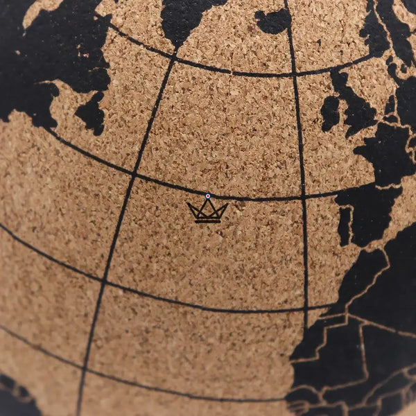 Globe terrestre en liège à punaiser sur pied métal, mappemonde 14,5 cm - PÉRIPLE - ["maj-desc","maj-filtre","Objets Scientifiques"] - Objets Scientifiques - Cadeau, Noël, Anniversaire, Original, Fête des pères, fête des mères - Atelier Atypique