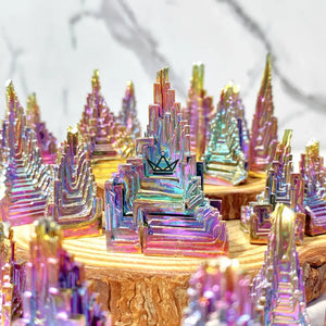Cristal de bismuth irisé en escalier, pièce unique - BISMA - ["maj-desc","maj-filtre","Objets Scientifiques"] - Objets Scientifiques - Cadeau, Noël, Anniversaire, Original, Fête des pères, fête des mères - Atelier Atypique