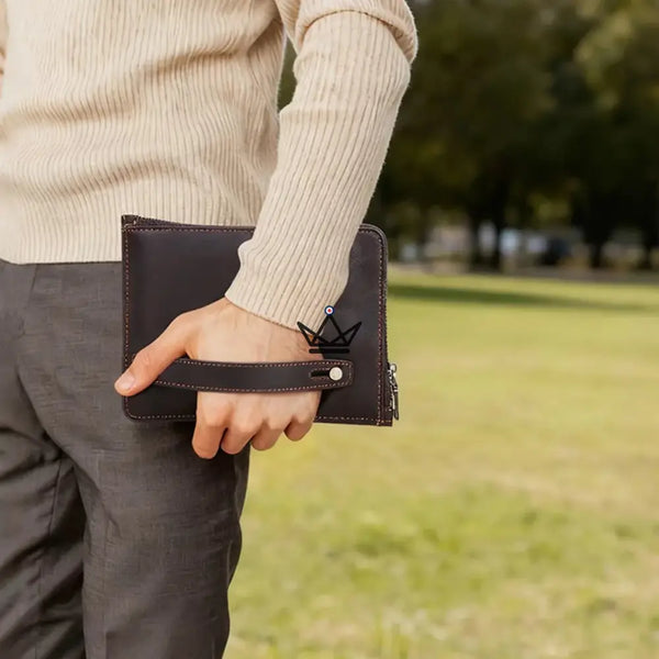 Pochette zippée cuir personnalisable pour iPad mini à dragonne - Voyageur OPUS - ["Divers personnalisable","maj-desc","maj-filtre","Maroquinerie Personnalisable"] - etui personnalisable - Cadeau, Noël, Anniversaire, Original, Fête des pères, fête des mères - Atelier Atypique