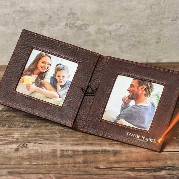 Cadre photo double pliant en cuir personnalisable - Voyageur SOUVENIR - ["Divers personnalisable","maj-desc","maj-filtre","Maroquinerie Personnalisable"] - cadre photo personnalisable - Cadeau, Noël, Anniversaire, Original, Fête des pères, fête des mères - Atelier Atypique