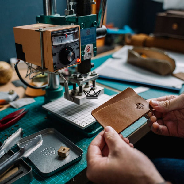 Gravure laser personnalisable d'un logo ou d'un texte sur cuir — Collection Voyageur
